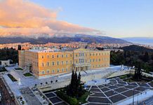 Το «έτοιμο» κοινοβουλευτικό σόου: Όταν οι ερωτήσεις γράφονται μετά τις απαντήσεις