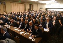 Στο « μαντρί» της κυβερνητικής πολιτικής ΟΛΟΙ οι δήμαρχοι της ΝΔ – «Μονοκούκι» την υπερψήφισαν στη ΓΣ της ΚΕΔΕ -Αποχώρησε η παράταξη Δούκα από τη ΓΣ