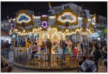 Δωρεάν το καρουζέλ – Παιδιά ΑμεΑ «φώτισαν» το Χριστουγεννιάτικο Δέντρο της Νίκαιας