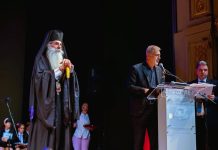 Απένειμε ο Μώραλης το Χρυσό Κλειδί της Πόλης στον Μητροπολίτη Πειραιώς Σεραφείμ παρουσία Γεραπετρίτη