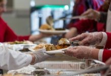 Γιορτινό τραπέζι αγάπης στο Βόλο