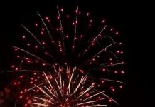 Με ένα εκθαμβωτικό υπερθέαμα ο Πειραιάς καλωσόρισε το 2026