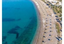 Οι παραλίες της Γλυφάδας μας περιμένουν ΔΩΡΕΑΝ , με καινούργια άμμο, ομπρέλες παντού, ντουζιέρες, παγκάκια , καθαρές πάντα