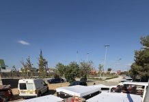 26 τόνους φρέσκα ροδάκινα μοίρασε στο Πέραμα , η Πανπειραϊκή Ένωση Πολυτέκνων