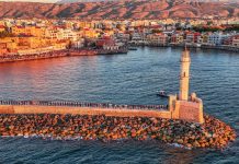 Τον πλούτο της κρητικής παράδοσης σε μια βραδιά γεμάτη εικόνες, ήχους και συναισθήματα ανέδειξε η Παραδοσιακή Στράτα των Χανίων